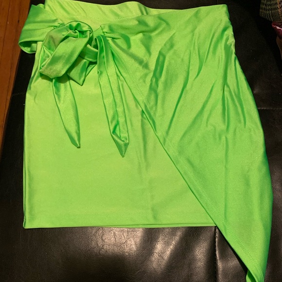 Women’s size small neon green mini skirt - Picture 2 of 3